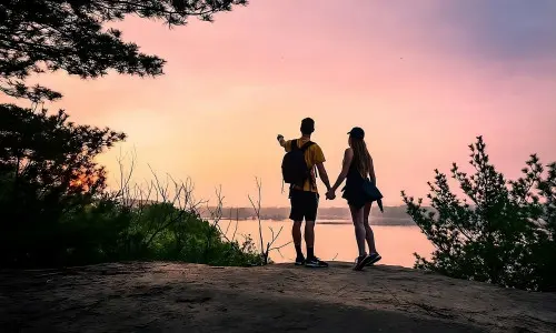 Ein Paar blickt auf einen Fluss im Buffalo Rock Sate Park in Ottawa