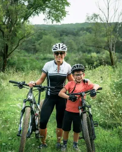 Eine Mutter und ihr Sohn mit ihren Fahrrädern in Rockford