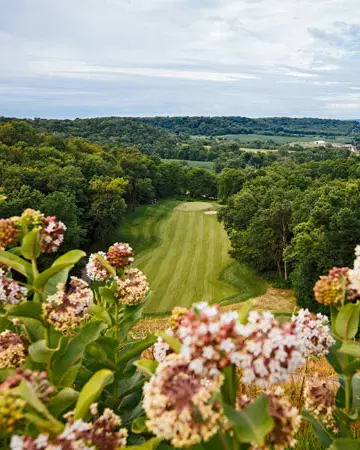 Überblick über Golfplatz und Bäume