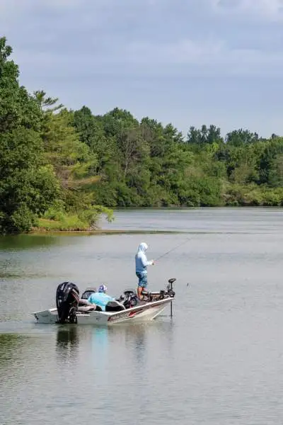 Menschen wagen sich in einem Boot auf den Homer Lake