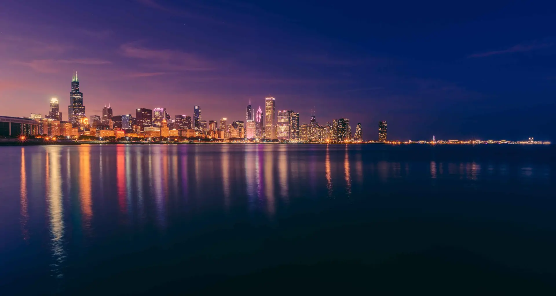 Blick auf den See und die Skyline von Chicago bei Nacht