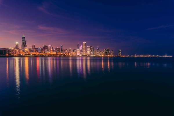 Blick auf den See und die Skyline von Chicago bei Nacht