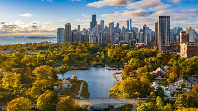 Die Skyline von Chicago und der Lincoln Park bei Sonnenaufgang