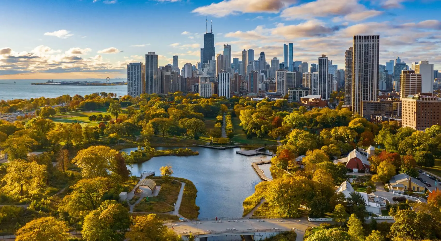 Die Skyline von Chicago und der Lincoln Park bei Sonnenaufgang