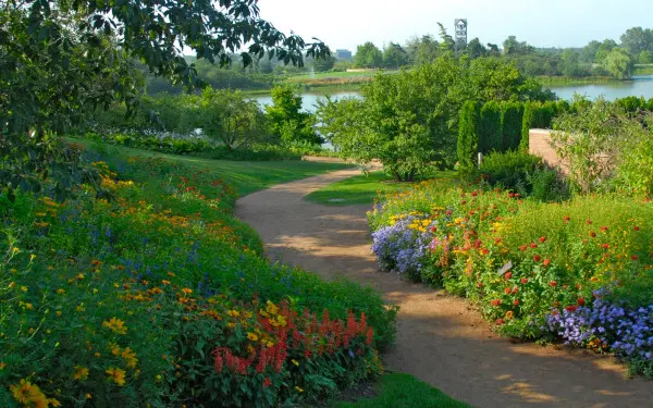 Schöner Gartenpfad im Botanischen Garten von Chicago.