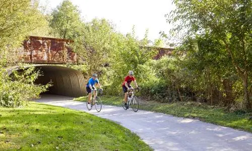 2 Personen fahren mit dem Fahrrad auf dem Galena River Trail
