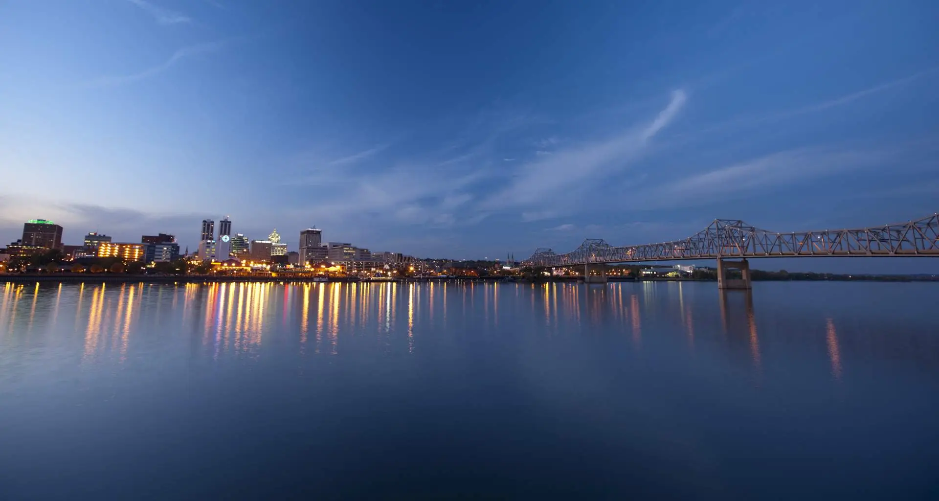 Fluss mit Stadt und Lichtern dahinter