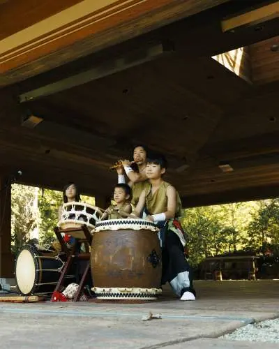 Eine Gruppe tritt in den Anderson Japanese Gardens in Rockford auf