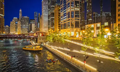 Blick auf den Chicago Riverwalk bei Nacht
