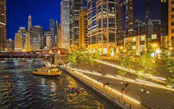 Blick auf den Chicago Riverwalk bei Nacht