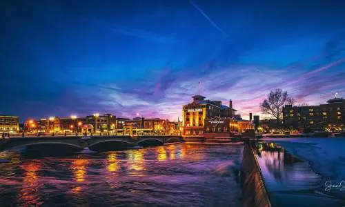Uferpromenade von Saint Charles bei Sonnenuntergang.