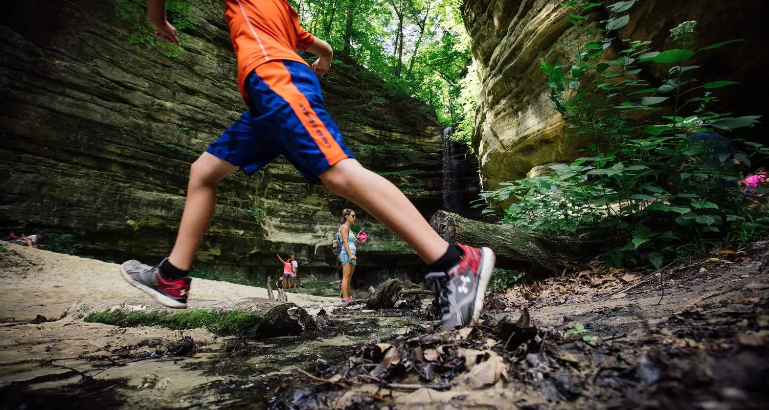 Kinder, die mit Felsbrocken auf beiden Seiten bezahlen 