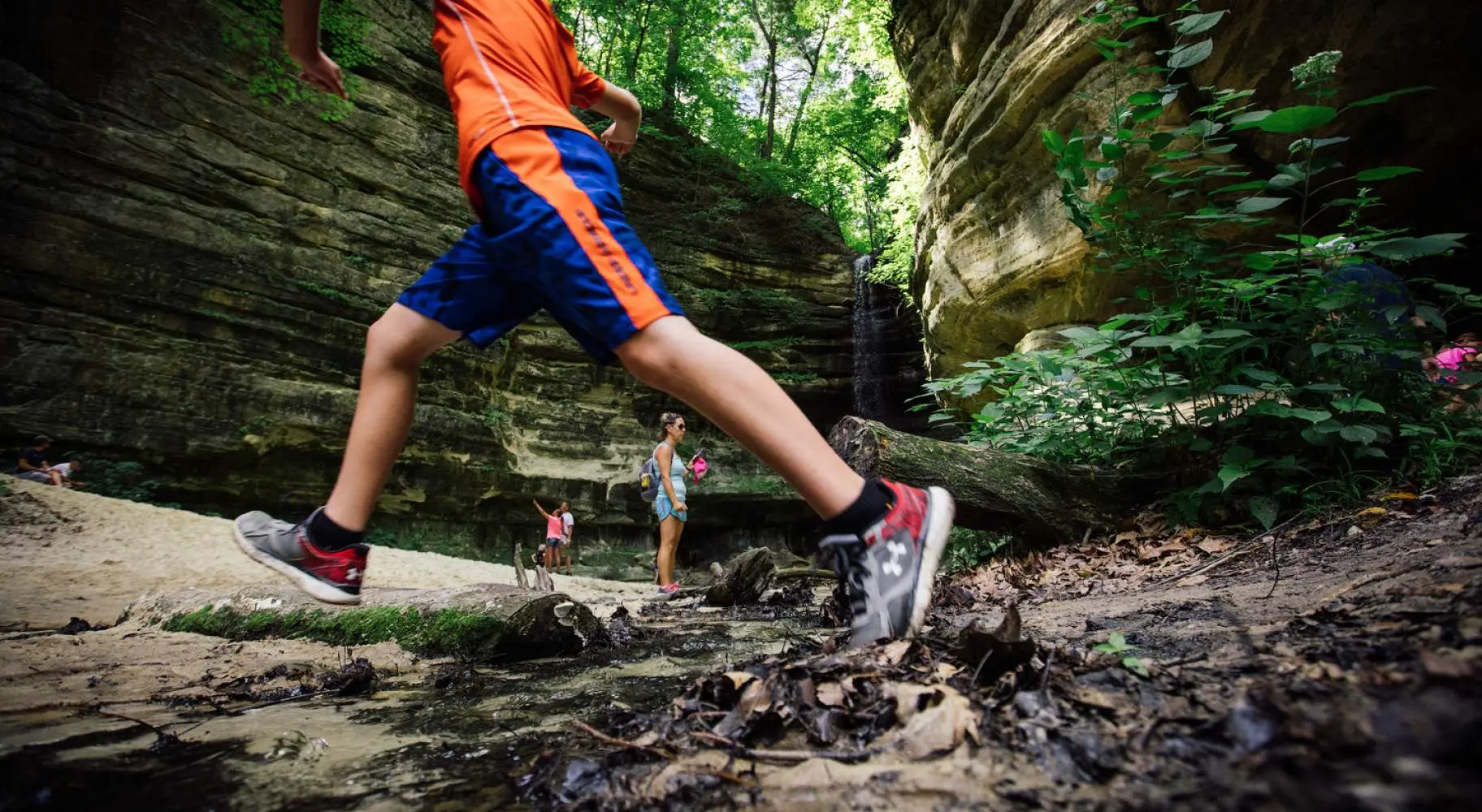 Kinder, die mit Felsbrocken auf beiden Seiten bezahlen 