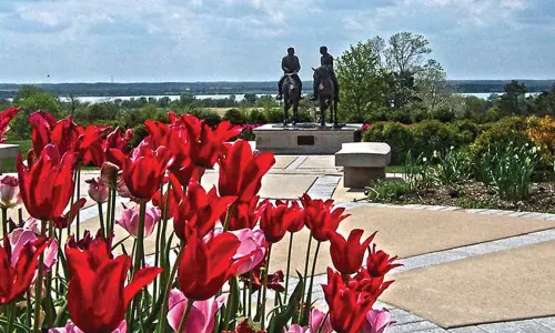 Strömungen und Statue