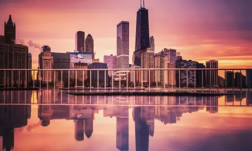 Sonnenuntergang mit Chicagos Skyline und Michigansee