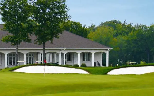 Ein Gebäude und ein Golfplatz vor dem Gebäude
