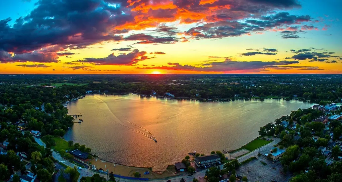 Luftaufnahme des Diamond Lake bei Sonnenuntergang