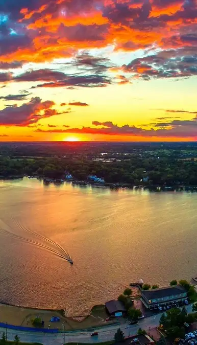 Luftaufnahme des Diamond Lake bei Sonnenuntergang