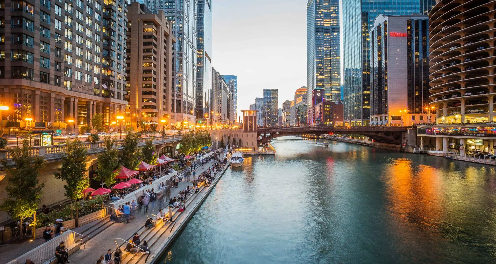 Blick auf den Chicago River mit Wolkenkratzern