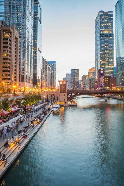 Blick auf den Chicago River mit Wolkenkratzern