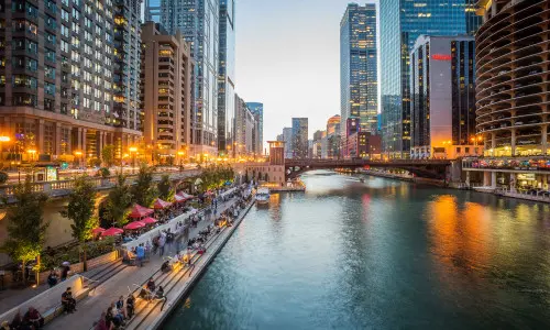 Blick auf den Chicago River mit Wolkenkratzern