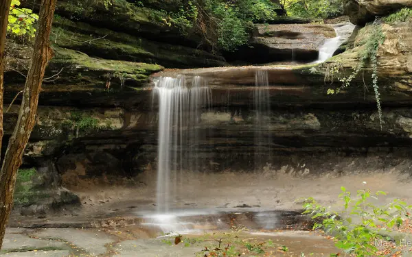 Ein Wasserfall in den Felsen des La Salle Canyon
