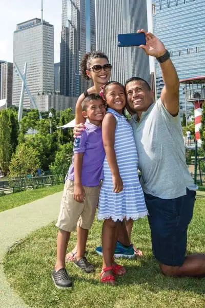 Eine Familie schießt ein Selfie im Maggie Daley Park in Chicago.