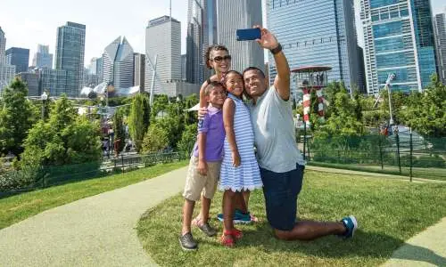 Eine Familie schießt ein Selfie im Maggie Daley Park in Chicago.