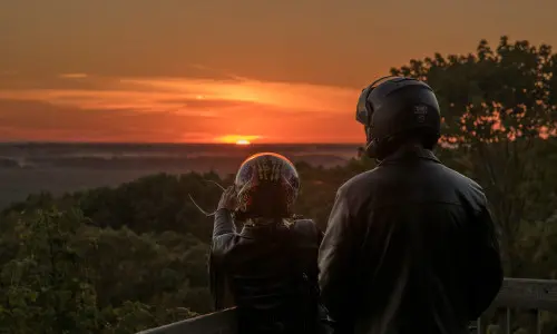 Zwei Radfahrer mit Blick auf den Pere Marquette State Park bei Sonnenuntergang