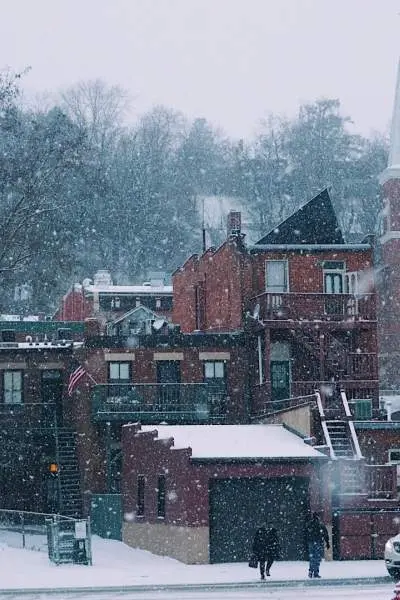 Schnee, der auf Gebäude fällt 