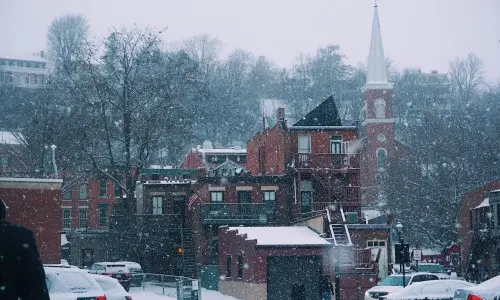 Schnee, der auf Gebäude fällt 