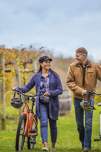 Ein Paar, das mit seinen Fahrrädern durch die Weinberge fährt