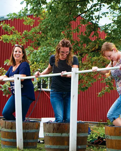 Frauen keltern Trauben bei Galena Cellars