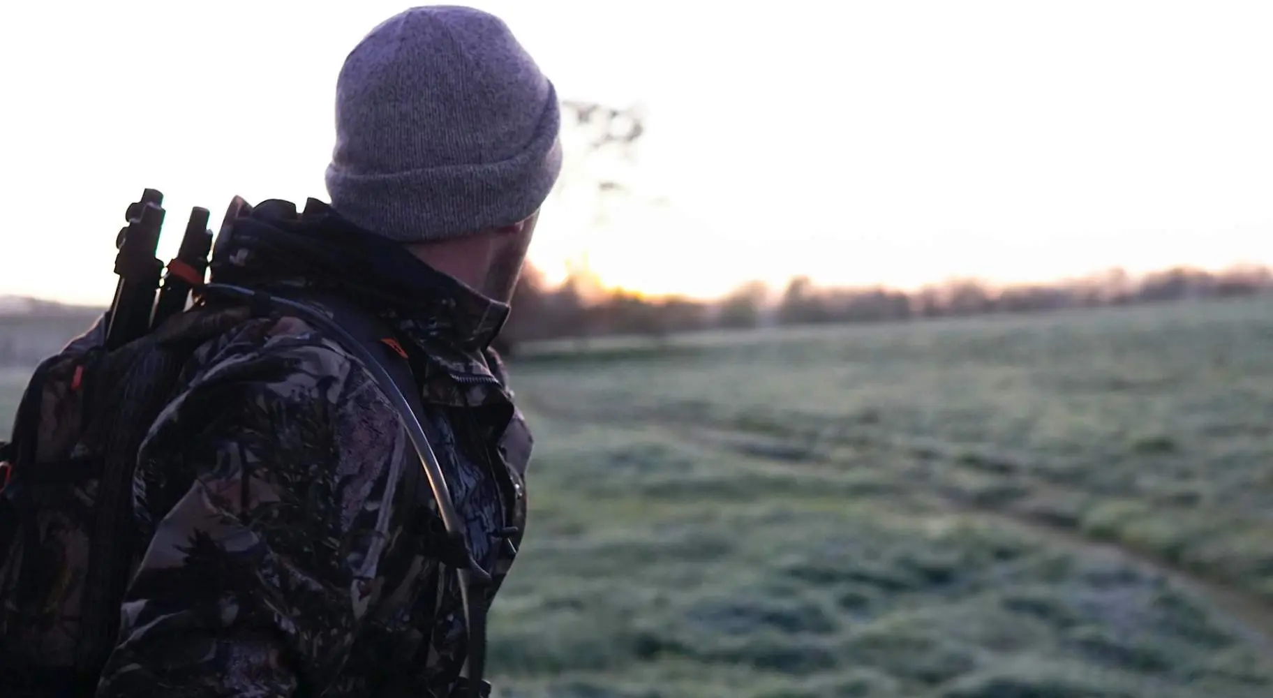 Ein Jäger blickt auf den Horizont hinaus