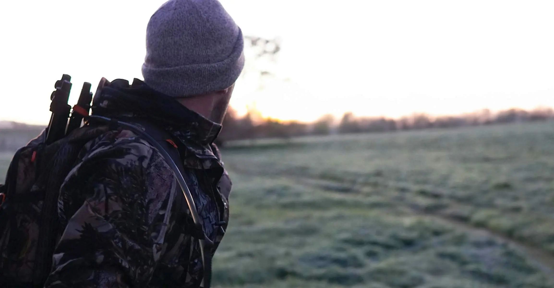 Ein Jäger blickt auf den Horizont hinaus