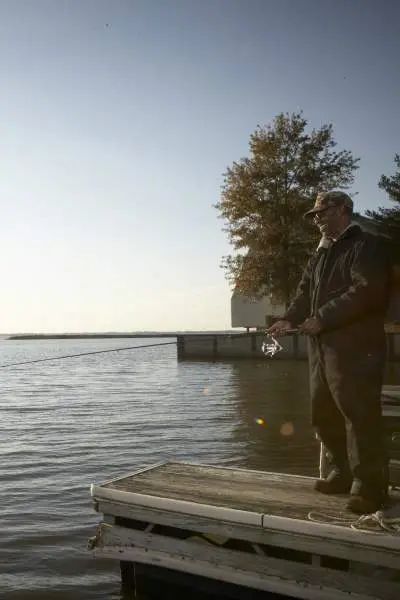 Fischer beim Angeln während des Sonnenaufgangs am Rend Lake.