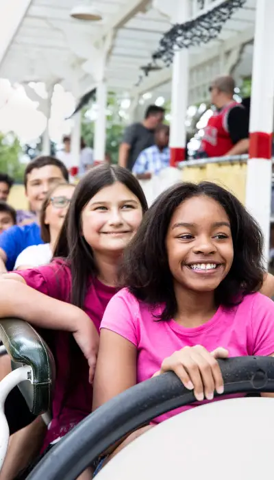 Kinder auf einer Fahrt im Vergnügungspark Six Flags.