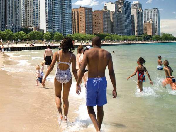 Menschen gehen am Strand entlang