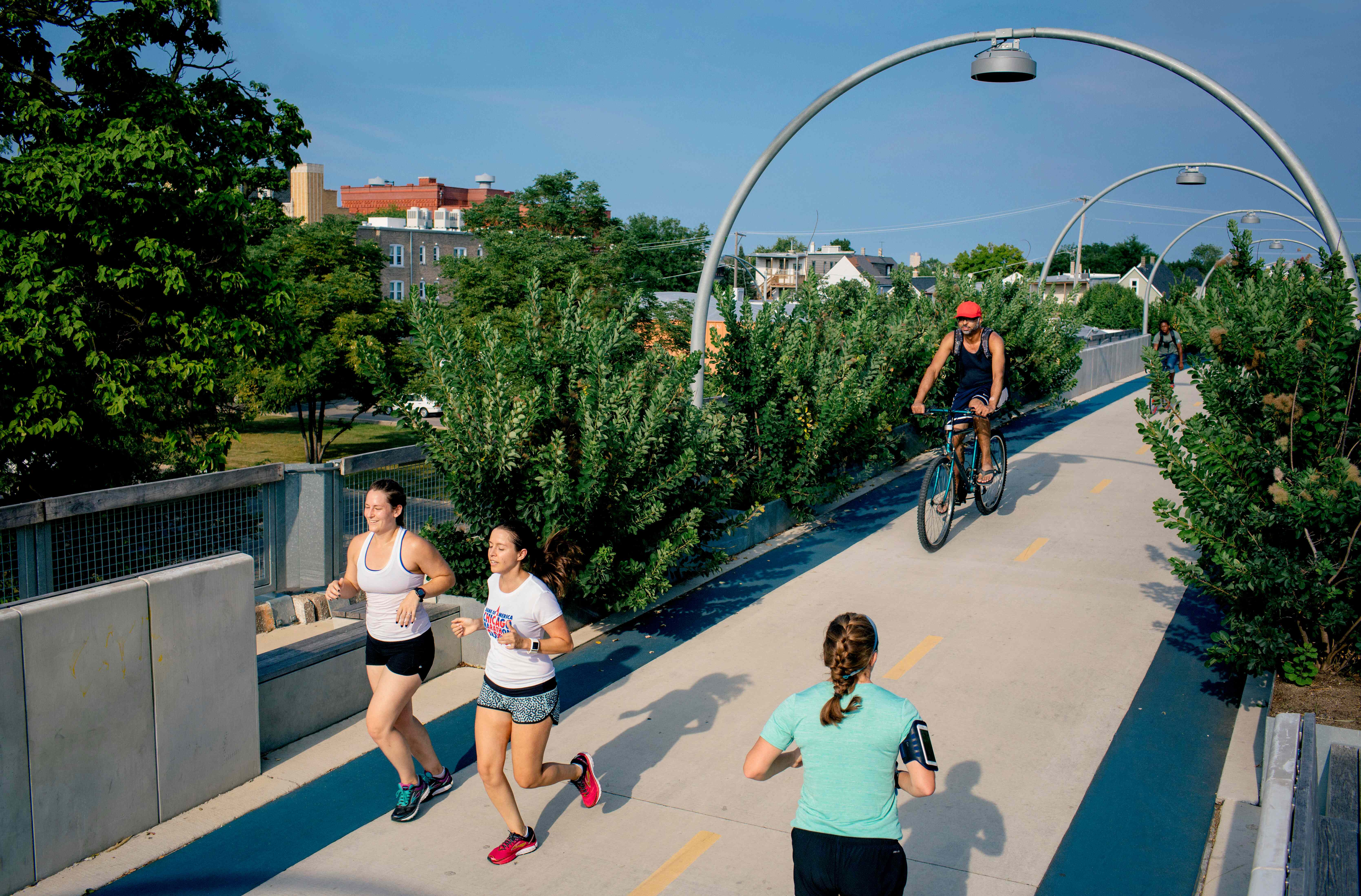 Laufende und radfahrende Menschen auf der Fahrradbrücke 