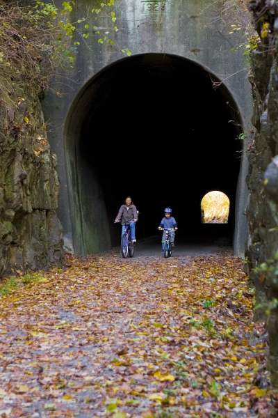 Mutter und Sohn radeln durch einen Tunnel