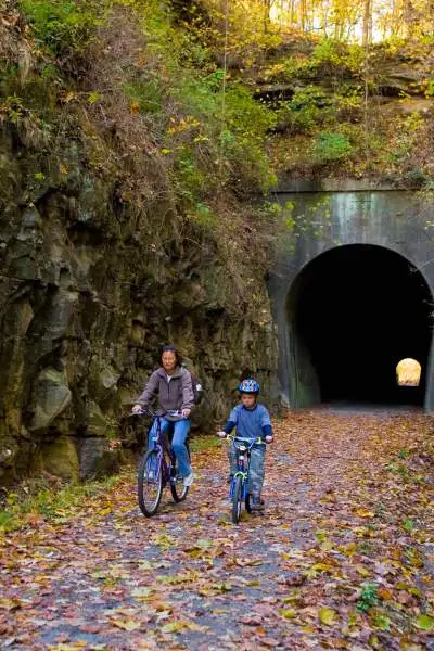 Zwei Menschen radeln durch einen Tunnel 