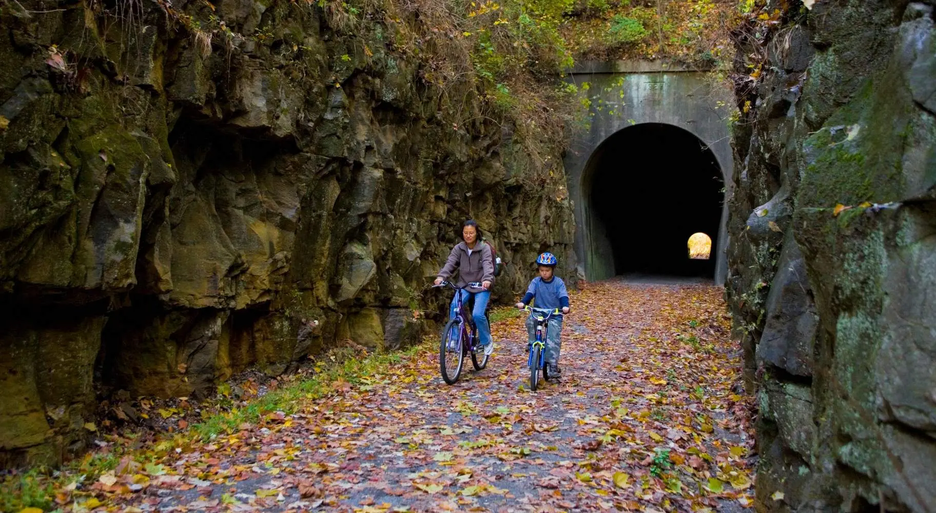 Zwei Menschen radeln durch einen Tunnel