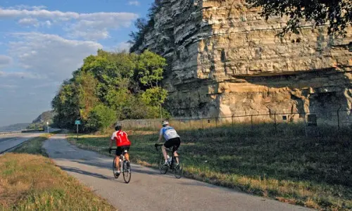 Zwei Radfahrer auf dem Radweg