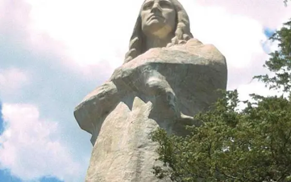 Blick auf die von Bäumen umgebene Black-Hawk-Statue