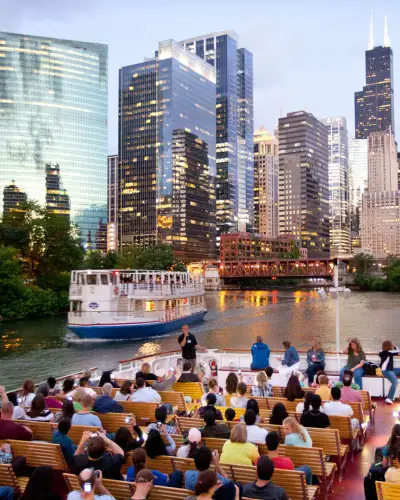 Menschen auf einem Sightseeing-Boot auf dem Chicago River