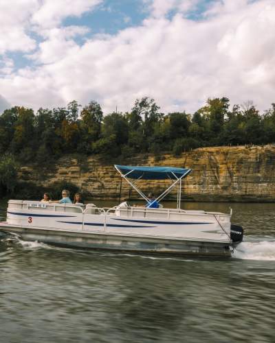 Ein Boot kreuzt auf dem Illinois River