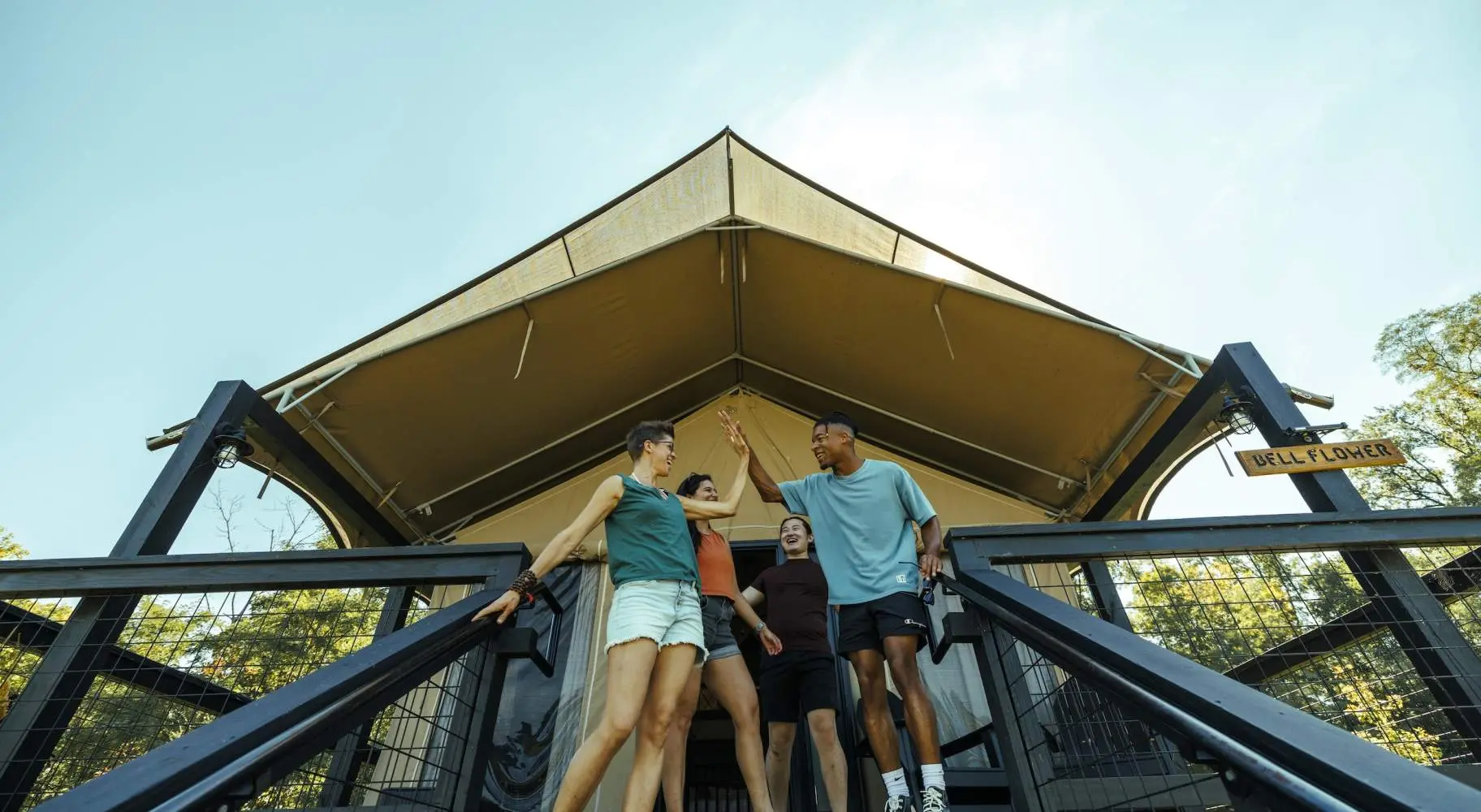 Menschen vor einem Glamping-Zelt im Camp Aramoni