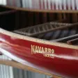 Ein rotes Kanu mit dem Logo von Navarro Canoe.