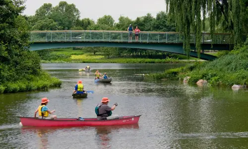 Kanufahrer auf dem Fluss 