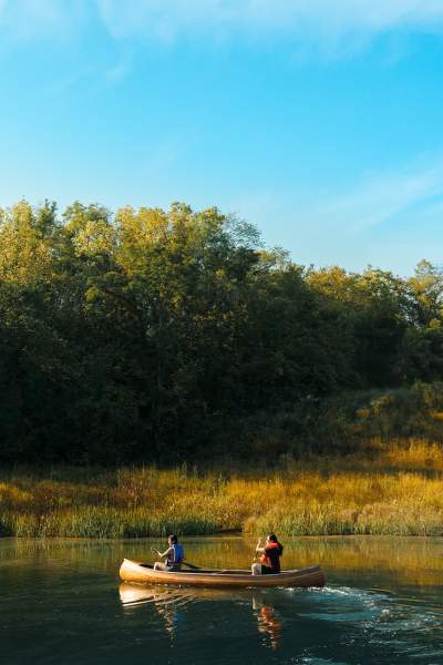 Zwei Personen in einem Kanu auf einem Fluss